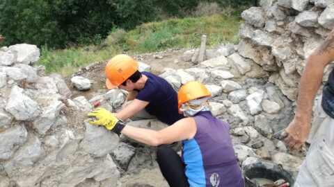 2018 : Stage de maçonnerie à la chaux et taille de pierres pour réemploi
